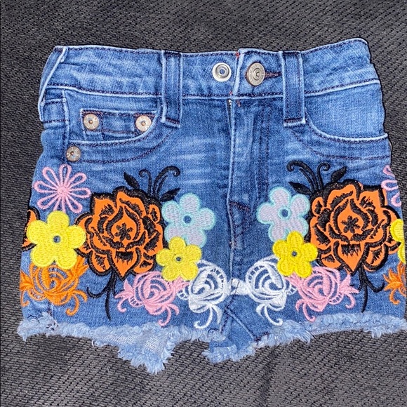 TR girl’s 2T jean shorts with flower pattern - Picture 1 of 2